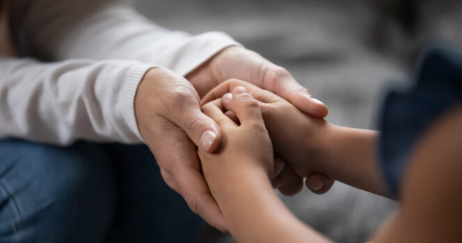 Mani di genitori e bambino