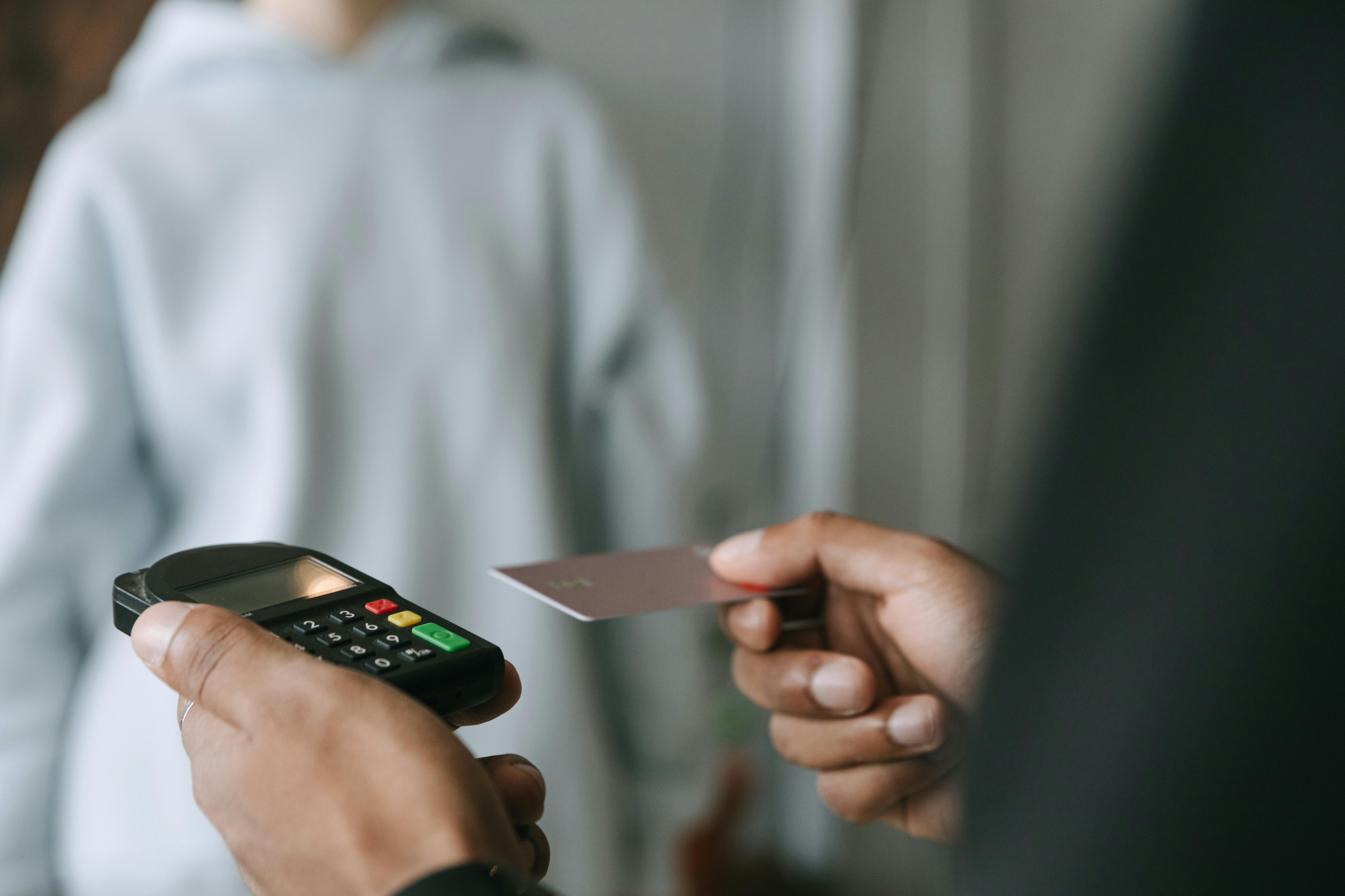 Persona che tiene una carta bancaria | Fonte: Pexels